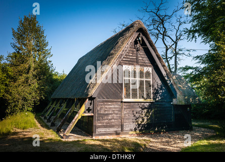 Alten viktorianischen reetgedeckte Holzkirche im kleinen Dorf von Sandy Lane UK Stockfoto