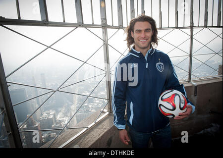 Manhattan, New York, USA. 18. Februar 2014. Major League Soccer und U.S. Soccer star GRAHAM ZUSI besucht das Empire State Building, Dienstag, 18. Februar 2014. Die Spieler sind im Vorfeld MLS 19. Saison, die am 8. März beginnt und im Vorfeld der diesjährigen FIFA World Cup in Brasilien besuchen. Bildnachweis: Bryan Smith/ZUMAPRESS.com/Alamy Live-Nachrichten Stockfoto