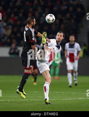 Leverkusen, Deutschland. 18. Februar 2014. Champions League Fußball. FC Bayer Leverkusen gegen Paris Saint-Germain in der BayArena in Leverkusen Oemer Toprak (Bayer 04 Leverkusen), Zlatan Ibrahimovic (Paris Saint-Germain) 18 02 2014 Fußball Champions League Bayer 04 Leverkusen Paris Saint-Germain V l Oemer Toprak Bayer 04 Leverkusen Zlatan Ibrahimovic Paris Saint Germain Credit: Action Plus Sport/Alamy Live News Stockfoto