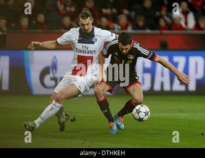 Leverkusen, Deutschland. 18. Februar 2014. Champions League Fußball. FC Bayer Leverkusen gegen Paris Saint-Germain in der BayArena in Leverkusen Zlatan Ibrahimovic (Paris Saint-Germain), Emir Spahic (Bayer 04 Leverkusen), 18 02 2014 Fußball Champions League Bayer 04 Leverkusen Paris Saint-Germain V l Zlatan Ibrahimovic Paris Saint Germain Emir Spahic Bayer 04 Leverkusen Credit: Action Plus Sport/Alamy Live News Stockfoto