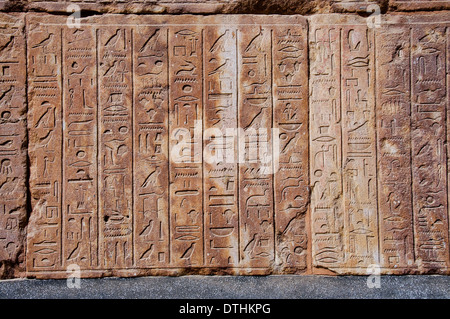 Rote Kapelle Königin Hatshepsut: Streifen der Hieroglyphen Stockfoto