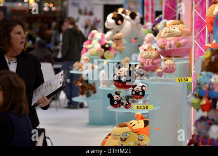 New York, NY, USA. 18. Februar 2014. Aussteller sieht Spielzeug auf dem Display während der 111. American International Toy Fair in New York City, USA, 18. Februar 2014. Die Spielwarenmesse startete am Dienstag, mit mehr als 150.000 Entertainment-Produkte auf dem Display von 1.100 Unternehmen auf der ganzen Welt präsentiert. Bildnachweis: Xinhua/Alamy Live-Nachrichten Stockfoto