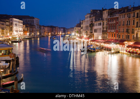 Venedig - Canal Grande von der Rialtobrücke aus gesehen, Italien Stockfoto