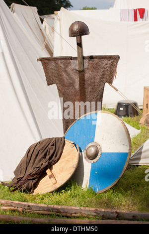 Schilde und Kettenhemd auf einem Wikinger Reenactment-Festival in Dänemark Stockfoto