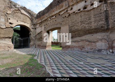 Bodenbelag mit farbigem Marmor Mosaik am Nordende westlichen Palästra Bäder Caracalla Rom Italien die Stockfoto