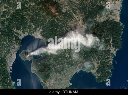 Vulkan Sakura-Jima emittiert eine dichte Wolke aus Asche auf der japanischen Insel Kyushu am 23. November 2013. Stockfoto