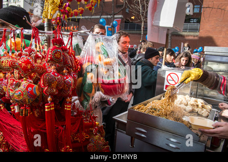 Stall zu verkaufen traditionelle filmt Essen, West End, Chinese New Year Feiern, London, Vereinigtes Königreich Stockfoto