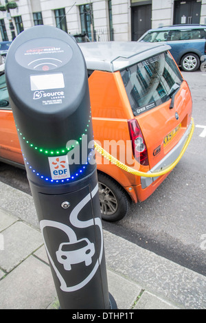 Elektroauto aufgeladen auf der Straße, London, Vereinigtes Königreich Stockfoto