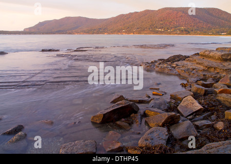 Die tesselierten Pflaster und Pirates Bay auf der Tasman-Halbinsel Stockfoto