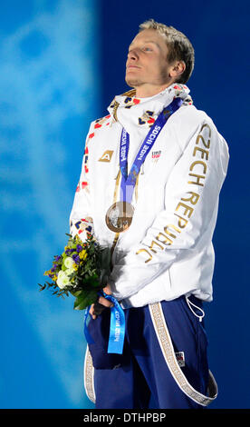 Sotschi, Russland. 18. Februar 2014. Medaillenträger der Männer Biathlon 15K Massenstart, Tschechische Republik Ondrej Moravec Posen mit seinem Bronze-Medaille bei den Olympischen Winterspielen 2014 in Sotschi, Russland, Dienstag, 18. Februar 2014. Bildnachweis: Roman Vondrous/CTK Foto/Alamy Live-Nachrichten Stockfoto