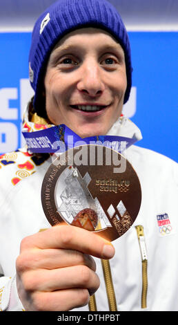 Sotschi, Russland. 18. Februar 2014. Medaillenträger der Männer Biathlon 15K Massenstart, Tschechische Republik Ondrej Moravec Posen mit seinem Bronze-Medaille bei den Olympischen Winterspielen 2014 in Sotschi, Russland, Dienstag, 18. Februar 2014. Bildnachweis: Roman Vondrous/CTK Foto/Alamy Live-Nachrichten Stockfoto