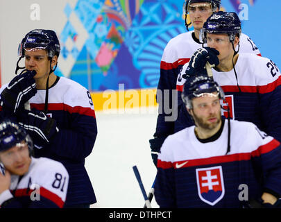 Sotschi, Russland. 18. Februar 2014. Slowakei-Spieler während der 2014 Olympischen Winterspiele Herren Eishockey Spiel Tschechien Vs Slowakei in Shayba Arena in Sotschi, Russland, 18. Februar 2014 abgebildet. Bildnachweis: Roman Vondrous/CTK Foto/Alamy Live-Nachrichten Stockfoto