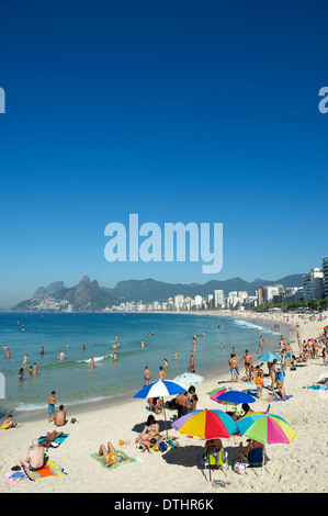 Strand von IPANEMA, RIO DE JANEIRO - 13. Februar 2014: Bewohner von Rio entspannen Sie sich am Morgen in der Nähe von der Nachbarschaft von Arpoador. Stockfoto