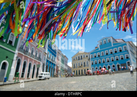 Farbenfrohe brasilianische Wunsch Bänder winken in den Himmel über koloniale Architektur der Pelourinho Salvador Bahia Brasilien Stockfoto