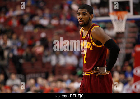 18. Februar 2014: Cleveland Cavaliers point Guard sieht Kyrie Irving (2) während der NBA-Spiel zwischen den Cleveland Cavaliers und die Philadelphia 76ers im Wells Fargo Center in Philadelphia, Pennsylvania, auf. Die Cavaliers gewann 114-85. Christopher Szagola/Cal-Sport-Medien Stockfoto