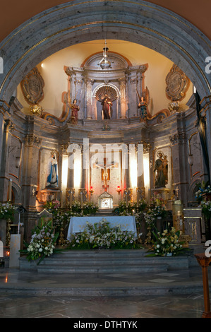 Innere der Kirche in Chapala Mexiko mit Bogen Gestaltung Altar und Säulen beleuchtet Stockfoto