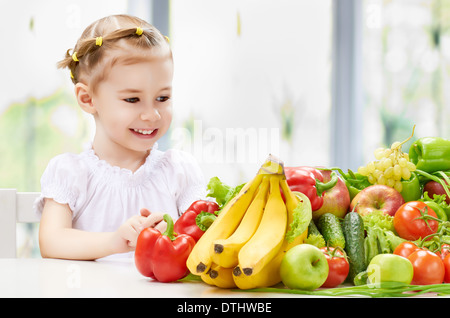 Ein schönes Mädchen essen frisches Obst Stockfoto