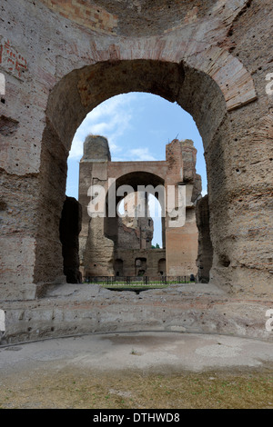 Blick Ruine Bauten aus Schwimmhalle oder Pool im Norden enden Bäder Caracalla Rom Italien Bäder von Stockfoto