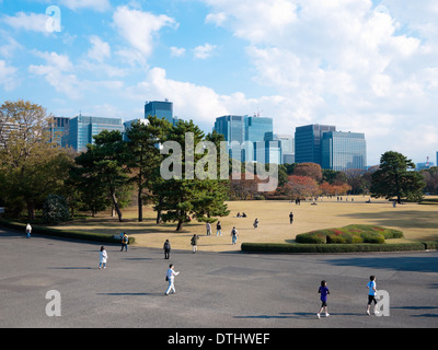 Ein Blick auf die Ost-Gärten der Kaiserpalast von Tokio in Tokio, Japan. Stockfoto