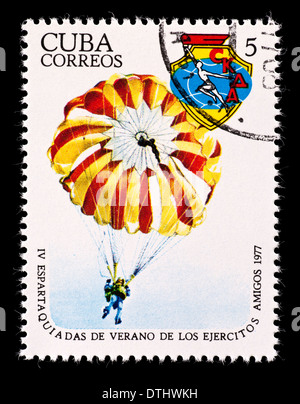 Briefmarke aus Kuba Darstellung ein Fallschirmspringer. Stockfoto