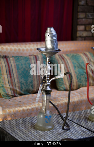 Shisha auf einen Esstisch in einem Cafe London England Stockfoto