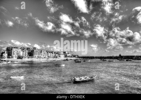 St Ives Cornwall England mit Hafen und Boote ein traditionellen kornischen Fischerdorf im Vereinigten Königreich in schwarz / weiß Stockfoto