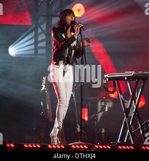 Hollywood, Kalifornien, USA. 18. Februar 2014. Phantogram spielt Jimmy Kimmel Live auf Dienstag, 18. Februar 2014 im El Capitan Theatre in Hollywood. Greenwich Village im Jahr 2007 gegründete Phantogram langjährige Freunde Josh Carter und Sara Barthel besteht aus. SARA BARTHEL auf der Bühne. Bildnachweis: David Bro/ZUMAPRESS.com/Alamy Live-Nachrichten Stockfoto