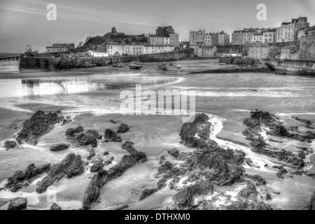 Blick über Tenby Stadt und Hafen in Pembrokeshire Wales in der schwarzen und weißen HDR walisischen Altstadt Stockfoto