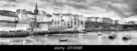 Blick über Tenby Stadt und Hafen in Pembrokeshire Wales in der schwarzen und weißen HDR walisischen Altstadt Stockfoto