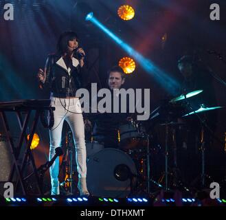 Hollywood, Kalifornien, USA. 18. Februar 2014. Phantogram spielt Jimmy Kimmel Live auf Dienstag, 18. Februar 2014 im El Capitan Theatre in Hollywood. Greenwich Village im Jahr 2007 gegründete Phantogram langjährige Freunde Josh Carter und Sara Barthel besteht aus. SARA BARTHEL auf der Bühne. Bildnachweis: David Bro/ZUMAPRESS.com/Alamy Live-Nachrichten Stockfoto