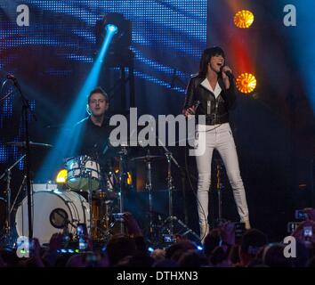 Hollywood, Kalifornien, USA. 18. Februar 2014. Phantogram spielt Jimmy Kimmel Live auf Dienstag, 18. Februar 2014 im El Capitan Theatre in Hollywood. Greenwich Village im Jahr 2007 gegründete Phantogram langjährige Freunde Josh Carter und Sara Barthel besteht aus. SARA BARTHEL auf der Bühne. Bildnachweis: David Bro/ZUMAPRESS.com/Alamy Live-Nachrichten Stockfoto