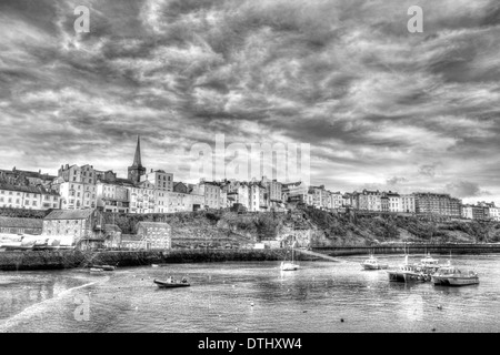 Boote im Hafen von Tenby in Pembrokeshire Wales in der schwarzen und weißen HDR walisischen Altstadt Stockfoto