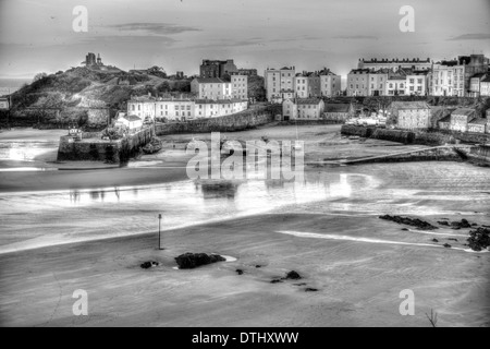 Blick über Tenby Stadt und Hafen in Pembrokeshire Wales in der schwarzen und weißen HDR walisischen Altstadt Stockfoto