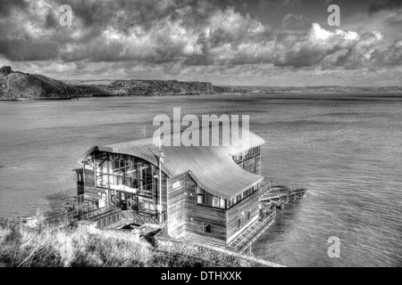 RNLI Lifeboat Station Tenby Pembrokeshire Wales in der schwarzen und weißen HDR walisischen Altstadt Stockfoto