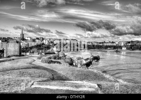 Blick über Tenby Stadt und Hafen in Pembrokeshire Wales in der schwarzen und weißen HDR walisischen Altstadt Stockfoto