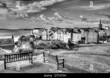 Ansicht der Stadt Tenby Pembrokeshire Wales in der schwarzen und weißen HDR walisischen Altstadt Stockfoto