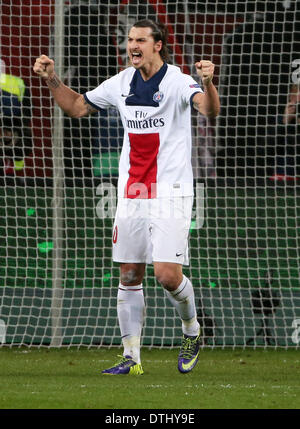 Leverkusen, Deutschland. 18. Februar 2014. St. Germain's Zlatan Ibrahimovic feiert sein 2: 0-Tor in der Champions League letzten Runde der sechzehn Match zwischen Bayer 04 Leverkusen und Paris Saint-Germain in Leverkusen, Deutschland, 18. Februar 2014. Foto: Rolf Vennenbernd/Dpa/Alamy Live News Stockfoto