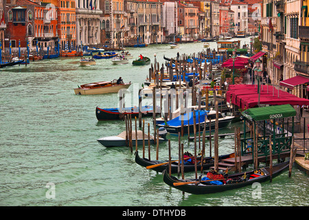 Canal Grande, Gondeln und Promenade mit Bars und Restaurants in Venedig, Italien. Stockfoto