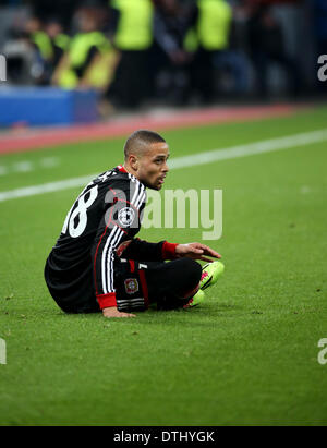 Leverkusen, Deutschland. 18. Februar 2014. Leverkusens Sidney Sam sitzt auf dem Spielfeld während diedie Champions League letzte Runde 16 Match zwischen Bayer 04 Leverkusen und Paris Saint-Germain in Leverkusen, Deutschland, 18. Februar 2014. Foto: Rolf Vennenbernd/Dpa/Alamy Live News Stockfoto