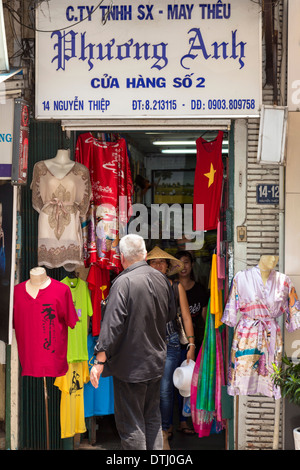 Touristen, die Einkaufsmöglichkeiten im Zentrum von Ho-Chi-Minh-Stadt, Vietnam Stockfoto