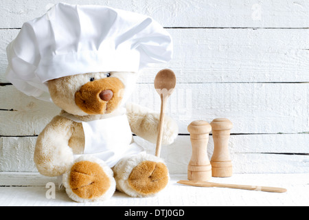 Teddybär in Koch Hut mit Löffel abstrakten Hintergrund Essenskonzept Stockfoto