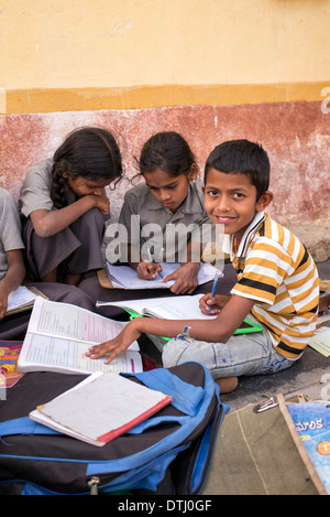 Indische Kinder machen Schule arbeiten vor einem indischen Dorf-Haus. Andhra Pradesh, Indien Stockfoto