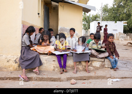 Indische Kinder machen Schule arbeiten vor einem indischen Dorf-Haus. Andhra Pradesh, Indien Stockfoto