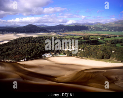 Luftaufnahme von Portmeirion, Traeth Mawr und Porthmadog im Hintergrund, Gwynedd, Nordwales. Stockfoto