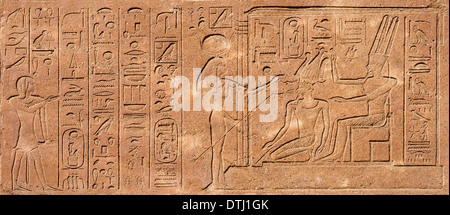 Szene des Segens Königin Hatshepsut von Göttern Hathor und Amun-Ra an der Wand der Rote Kapelle im Freilichtmuseum in Karnak, Ägypten Stockfoto