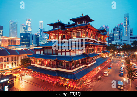 Buddha Toothe Relic Tempel in Chinatown mit Geschäftsviertel Singapurs im Hintergrund. Stockfoto