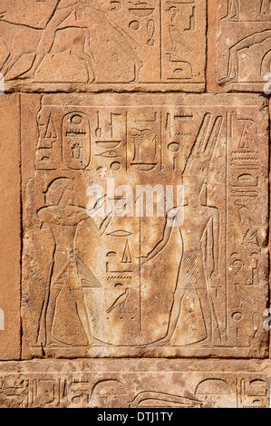Königin Hatshepsut Weihrauch Gott Amun-Ra in einem Quarzit-Block in der Roten Kapelle von Karnak Open Air Museum Stockfoto