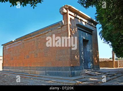 Restaurierte Kapelle Rouge oder rote Kapelle der Königin Hatshepsut im Freilichtmuseum am Ostufer in Karnak Tempel Luxor: Haupteingang Stockfoto