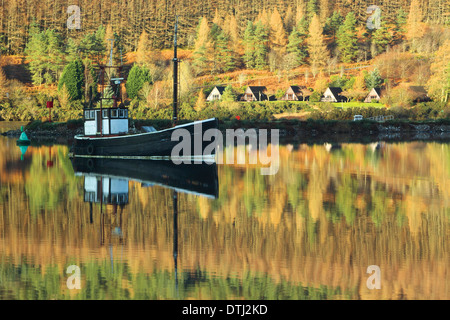 Boot am Loch Lochy im Herbst beim Laggan Locks auf der Caledonian Canal, Highland Stockfoto