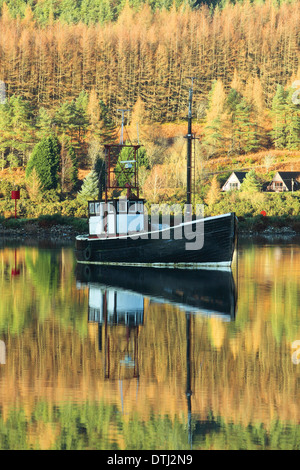 Boot am Loch Lochy im Herbst beim Laggan Locks auf der Caledonian Canal, Highland Stockfoto